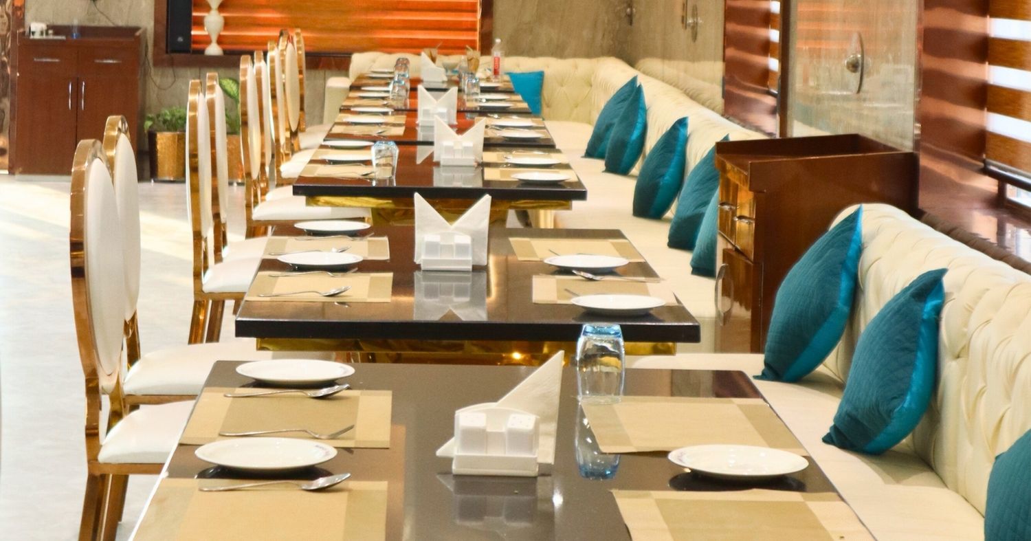 Luxury hotel rooms near me with dining and premium stay